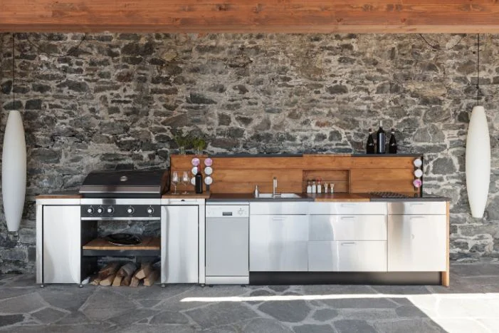 Außenküche mit Grill und Spüle